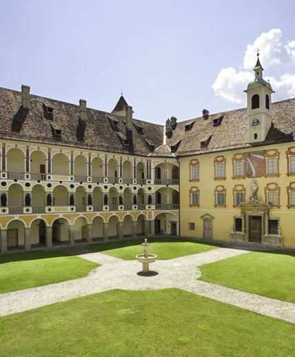 hofburgbrixenbressanone-renaissanceinnenhof-cortile-rinascimentale-c-hofburg-brixen-josef-rotter